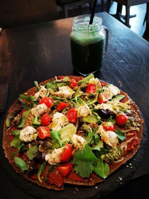 Mozzarella pizza and Green smoothie at Rawtastic in Berlin
