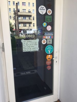 ‘Closed’ note on front door at Rawtastic in Berlin