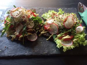 rohes, glutunfreies Brot mit Sprossen at Rawtastic in Berlin