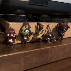 Fruit zombies to keep you company at the counter lol at Veggie Syokudo Funadeya in Fukuoka