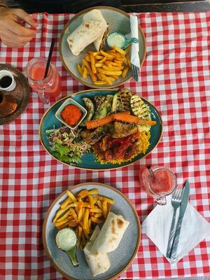 So happy so find amazing vegan food in city of  "čevapčiči" 👌🌱 at Food House in Mostar