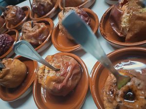 manzanas asadas con canela  at Casa Alongos in Melide