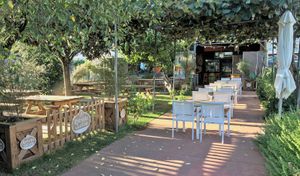 comedor exterior terraza y jardin  at Casa Alongos in Melide