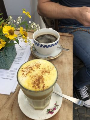 Kurkuma-Espresso-Latte and big coffee  at Cafe Herzstück in Goerlitz
