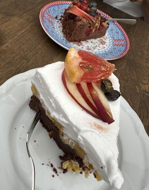C’ero già stata cinque anni fa in occasione di una tappa a Görlitz, Sassonia. Posto tranquillo con arredamento vintage, dove poter gustare dolci e salati vegan senza crudeltà. at Cafe Herzstück in Goerlitz