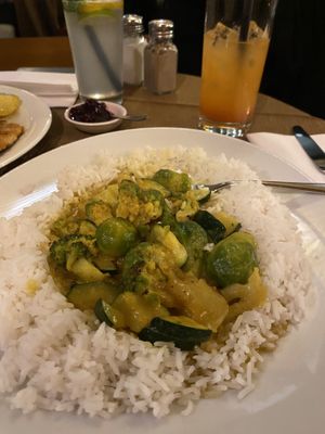 Gemüserisotto, das man vegan machen kann, wenn man die Polenta mit Reis ersetzt.  at Manna in Innsbruck