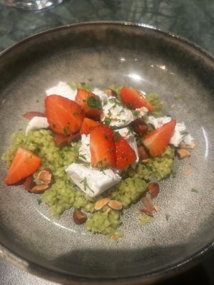 Bijzondere combinatie met aardbeien en vegan feta   at Catootje aan de Markt in Leiden