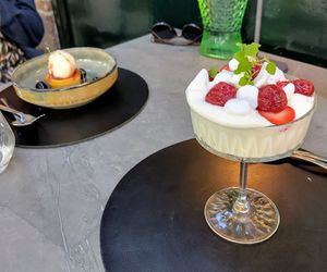 Delightful vegan meringue dessert at Catootje aan de Markt in Leiden