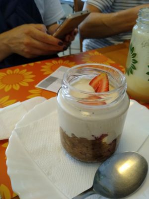 Sobremesas para veganos, separadas das lacto vegetarianas. at Girassol in Brasilia