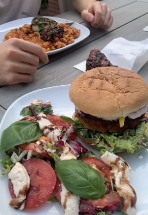 cashew-mozzarella  & Orientburger (mit Falafelpatty)😍 at Kunstküche in Krefeld