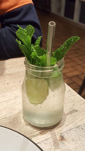 Eistee mit Holunderblütensirup at Kunstküche in Krefeld