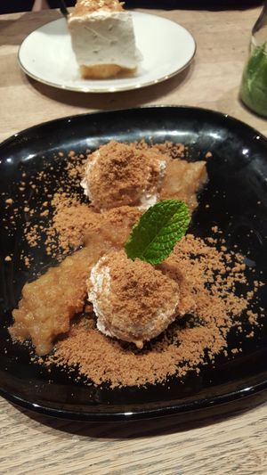 Spekulatiusmouse und -crumble auf lauwarmen Apfel-Zimt-Kompott (Wochenhit) at Kunstküche in Krefeld