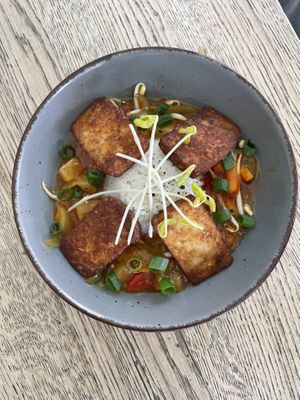 Reis süß saure Sauce mit Gemüse und Früchten bisschen spicey und krossen Tofu lecker   at Kunstküche in Krefeld