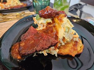 Seitan steak on hash browns with coleslaw and BBQ sauce at Kunstküche in Krefeld
