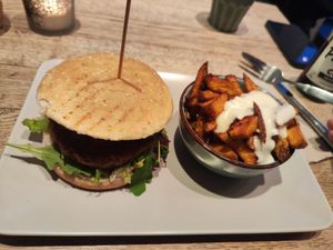 Burger with fries at Kunstküche in Krefeld