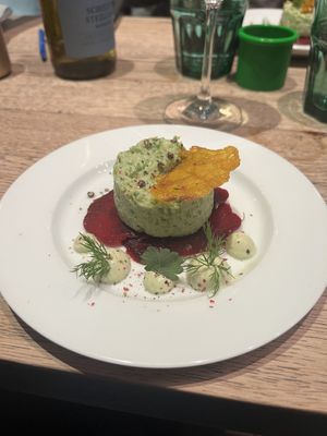 Brokkoli-Tartar auf Rote-Beete Carpaccio  at Kunstküche in Krefeld