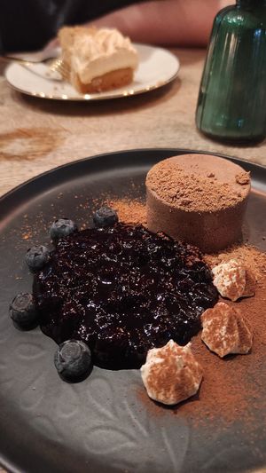 Schokoladen Panna Cotta mit Blaubeerkompott at Kunstküche in Krefeld