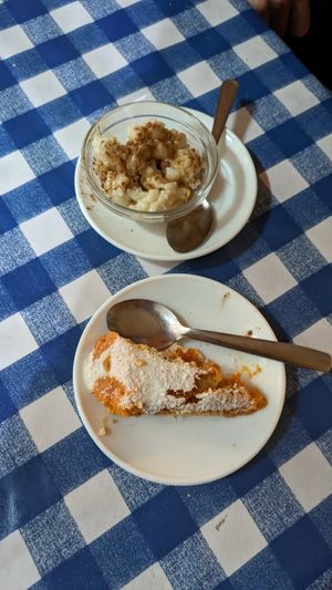 Carrot cake and rice pudding at Somos Lo Que Comemos in Tenerife