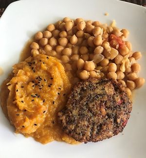 Garbanzo guisado con hamburguesa de quinoa y pure de camote at Muya Vegan Cafe - Maybe closed in Trujillo