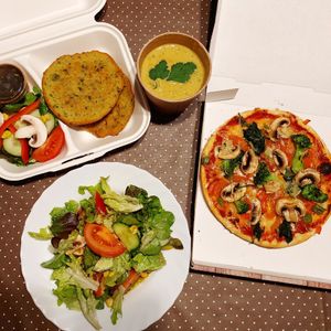 Veganes Tagesgericht anlässlich des Veganuary: Thailinsensuppe und Falafelpuffer, dazu Beilagensalat, vegane Pizza💚 at Cafe Bahnhof  in Kirchheimbolanden