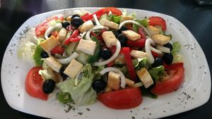 griechischer Bauernsalat mit Feto at Cafe Bahnhof  in Kirchheimbolanden