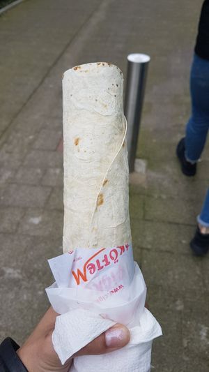 Vegan köfte in een wrap at Cigköftem in Arnhem