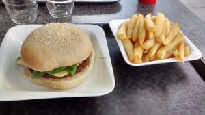 Burger "Say Cheese" and fries at Rocky Road Burgers in Pau