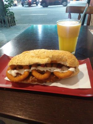 Lanche do Jaca Louca + suco at Dona Augusta in Sao Paulo