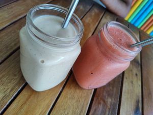 Nutty banana + strawberry sunrise at VegetaBowl in Koh Tao