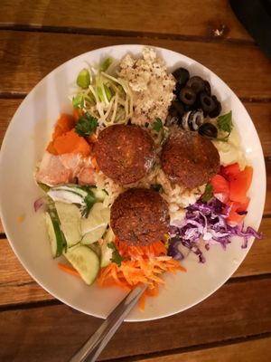vegane Bowl mit extra veganem Feta und extra Süßkartoffeln at VegetaBowl in Koh Tao