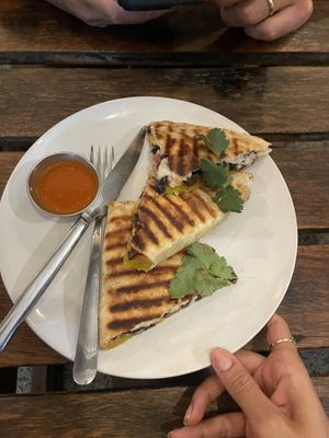 Veggie quesadillas mit veganen Käse   at VegetaBowl in Koh Tao
