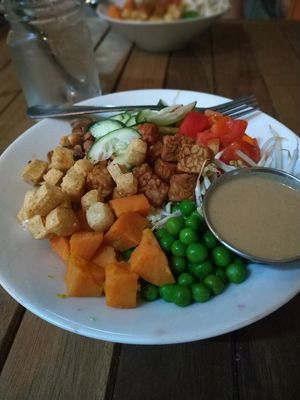 Amazing indonesian bowl at VegetaBowl in Koh Tao