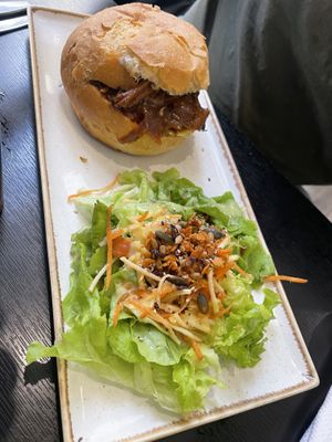 Pulled Austern Pilz Bun  at Velicious in Strasbourg