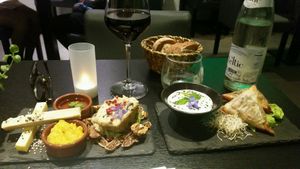 vegan cheese platter and samosas at Velicious in Strasbourg
