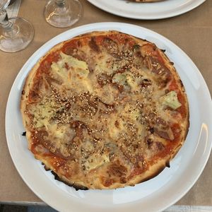 Pizza artichaut, tomates séchées, saucisses vegan, ail et sésame  at Au Potiron in Strasbourg
