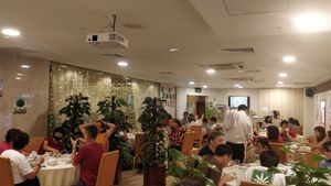 full house on a Saturday night at Supreme Vege 善心缘 - Bras Basah in Central Singapore