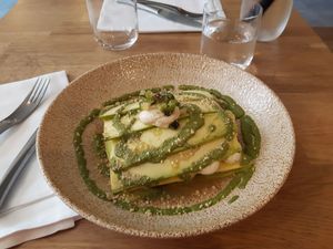 Lasagne crue de courgettes avec sauce tomate, ricotta de cajou et pesto. Délicieux! at Vegan Gorilla in Nice