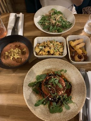 Left: Gazpacho with scrambled tofu. Mid: Patatas Bravas. Right: „Mozzarella“ sticks and onion rings. Bottom: Moussaka. Top: mushroom penne.  at Vegan Gorilla in Nice