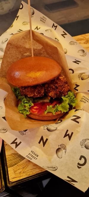 Hamburger z kalafiorem at Mango Vegan Street Food - Powisle in Warsaw