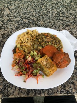 Arroz, lentilha, torta vegana, bolinhos de legumes e salada orgânica   at Cozinha Divina in Olinda