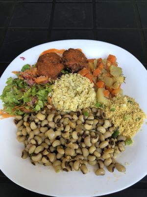 Arroz, feijão mascar, legumes, bolinho de lentilha e salada orgânica   at Cozinha Divina in Olinda