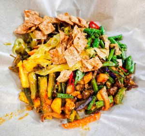 Bee hoon mee and kuey teow with dishes at Shun Fu Yuan Vegetarian 顺福园素食 in Central Singapore