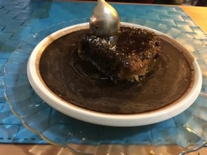 Bizcocho de limón cubierto de chocolate at El Karmem in Malaga