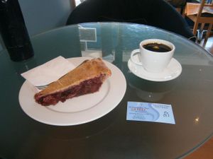 Vegan apple-cherry pie and coffee at The Fragrance of the Heart - Fritjof Nansens Plass in Oslo