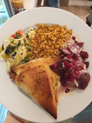 Mixed Salad, Millet, Wild Garlic Wrap, Beets & Pomegranate Salad 😋 at s'Teeblatt in St Gallen