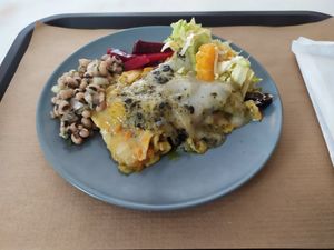 Comida deliciosa e a preço acessível! Espaço charmoso e staff educada. Adorei a lasanha de legumes com pesto. Paguei no prato simples + salada 5,50€. Recomendo! at Terra Viva in Espinho