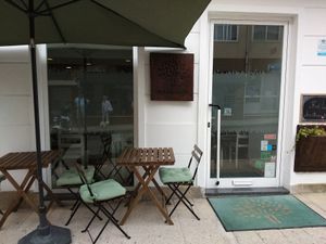 Front entrance, with some tables outside (2 with 5 chairs) at Terra Viva in Espinho