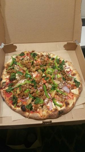 Daiya Cheese, Vegan crumbles, tomatoes, red onions, green peppers, mushrooms, spinach, roasted garlic cloves at Piaza Fresh in Berlin