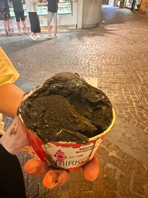 Black Hawaii at Mirkoz Ice Cream in Sirmione