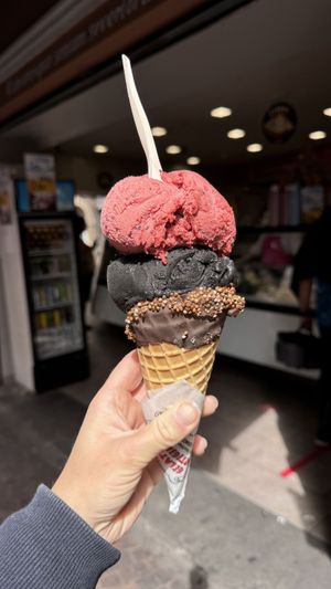 Forrest Berry & Black Hawaii (The best!)  at Mirkoz Ice Cream in Sirmione